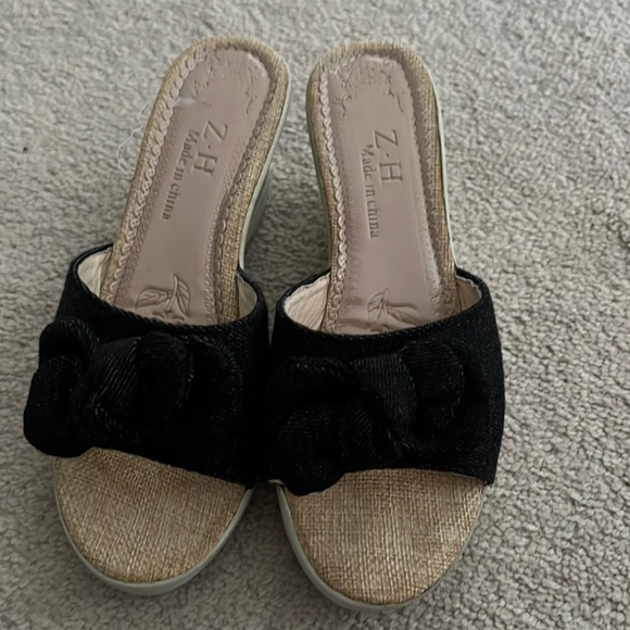 Worn at home only and very few time.Comfortable.you can wear at home or outside - Picture 1 of 4